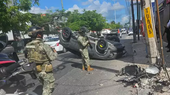 Policías y elementos de la Marina acordonaron el área del accidente Policías y elementos de la Marina acordonaron el área del accidente