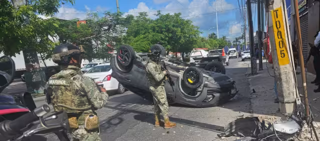Policías y elementos de la Marina acordonaron el área del accidente
