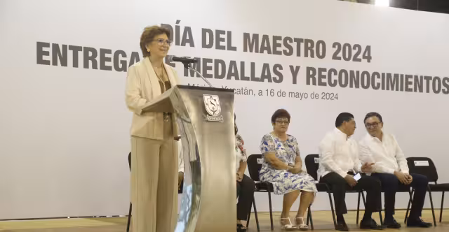 María Fritz Sierra reconoció la labor de los maestros de Yucatán