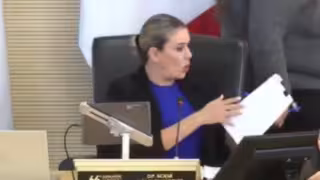 La legisladora no pudo ocultar su sorpresa al ver el documento.