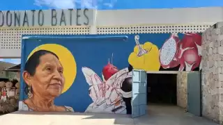 El artista visual Miguel Pech retrata a doña Catalina Couoh en un mural en la fachada del mercado de Valladolid