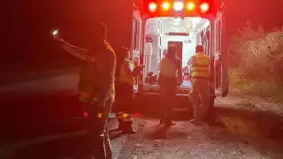 Motociclista termina con posible fractura de clavícula al derrapar en Escárcega