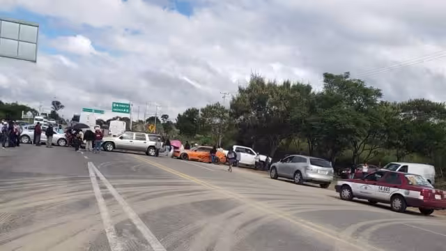 Habitantes Miguel Hidalgo y cercanía, realizan bloqueo en carretera Bacalar-Limones.