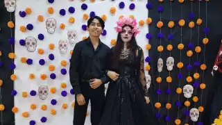 Alumnos de preparatoria se disfrazan por el día de las Animas