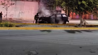 Se incendia camioneta por presunta falla mecánica en la Región 226