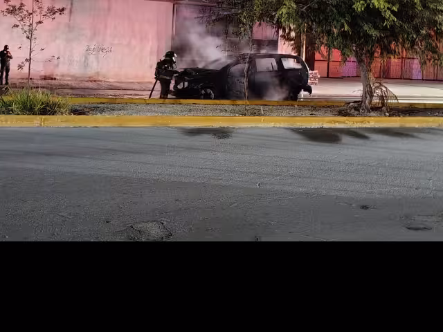 Se incendia camioneta por presunta falla mecánica en la Región 226