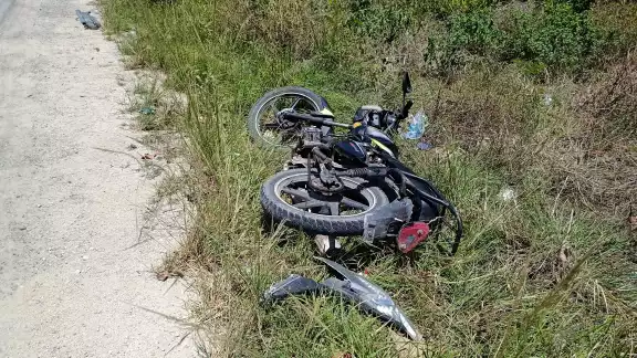 Autoridades uy paramédicos arribaron al lugar del accidente para evaluar a los heridos