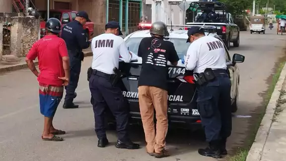 El lesionado se negó atención médica e intentó retirarse, por lo que fue detenido por las autoridades para responda por el incidente El lesionado se negó atención médica e intentó retirarse, por lo que fue detenido por las autoridades para responda por el incidente