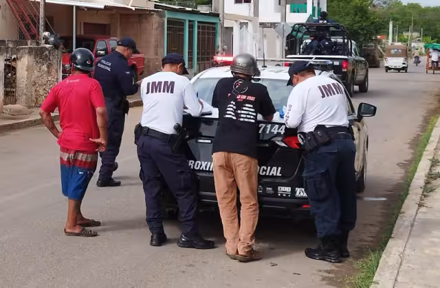 El lesionado se negó atención médica e intentó retirarse, por lo que fue detenido por las autoridades para  responda por el incidente