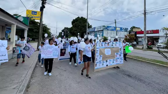 Con carteles y fichas de búsqueda, el colectivo y familiares de desaparecidos caminaron por las calles Con carteles y fichas de búsqueda, el colectivo y familiares de desaparecidos caminaron por las calles