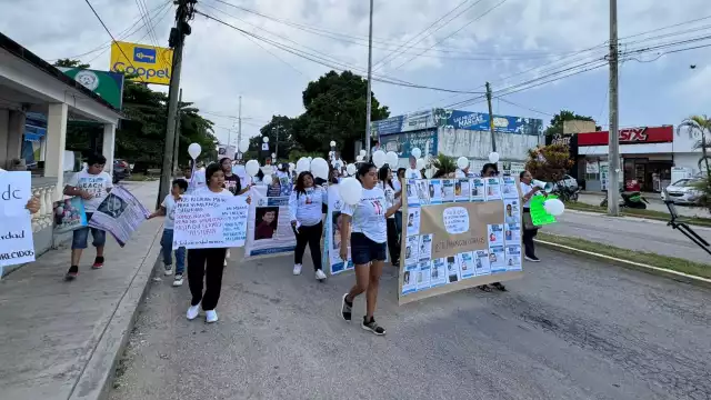 Con carteles y fichas de búsqueda, el colectivo y familiares de desaparecidos caminaron por las calles