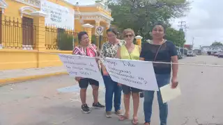 Madres de familia bloquean primaria en Mérida; alumnos llevan casi 15 días sin luz  
