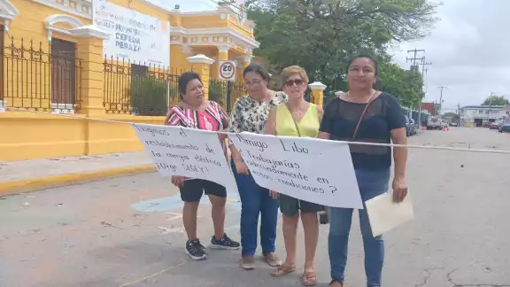 Madres tuvieron que bloquear la calle para exigir que se les arregle el problema de la luz Madres tuvieron que bloquear la calle para exigir que se les arregle el problema de la luz