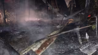 Incendio consume vivienda en Escárcega; familia pierde todo