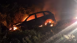 Una camioneta particular se salió de la cinta de rodamiento y ardió en llamas en la vía Carmen a Champotón.