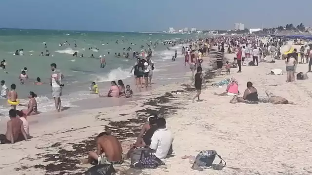 Familias enteras suelen disfrutar de las playas de Progreso