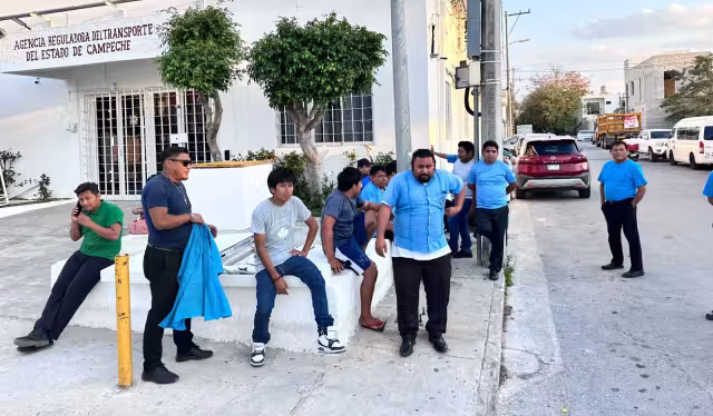 Taxis blancos acuden a la ARTEC para exigir solución al conflicto en Calkiní