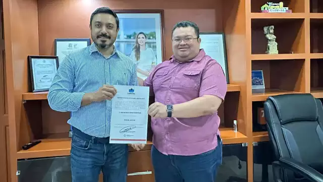 Raymundo L. M. (izq.) fue Oficial Mayor del Ayuntamiento de Cozumel.