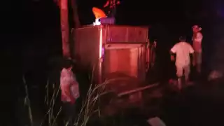 Chofer de camión se duerme al volante y vuelca en la carretera Champotón-Campeche