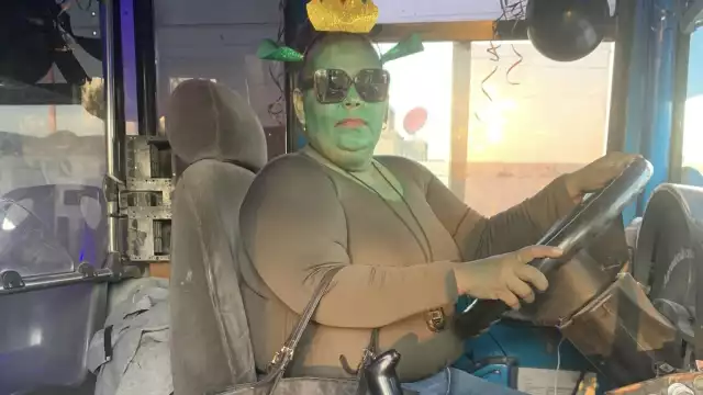 Conductora de la ruta "Cereso" se viste de 'Fiona buchona'.