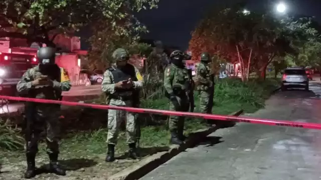 Agentes policiacos mantienen el área acordonada en Cancún