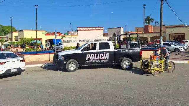 El hombre le había quitado el celular a la joven, por lo que pidió apoyo de la policía