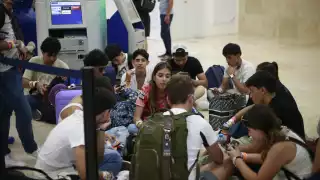 Jóvenes bolivianos arribaron a Cancún para disfrutar de su viaje de graduación en las playas