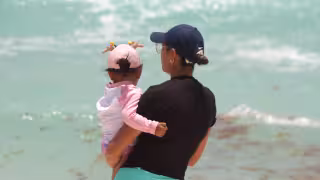 Mientras algunas progenitoras pasarán el día en la playa junto a sus retoños, otras deberán presentarse a laborar al ser ignoradas en sus empresas
