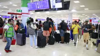 Acusan que la aerolínea se deslindó de la atención; según sus políticas, las suspensiones por mal clima no cubren hospedaje ni traslado