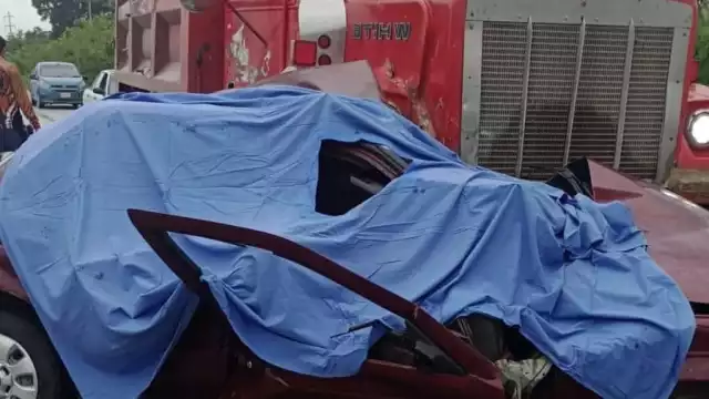 Una mujer y su hijo de tres años murieron de manera instantánea, resultando ileso el conductor, pues la unidad fue embestida en su costado derecho