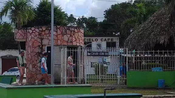Turismo nacional y extranjero disfruta de la caverna que se encuentra en el centro del parque Turismo nacional y extranjero disfruta de la caverna que se encuentra en el centro del parque
