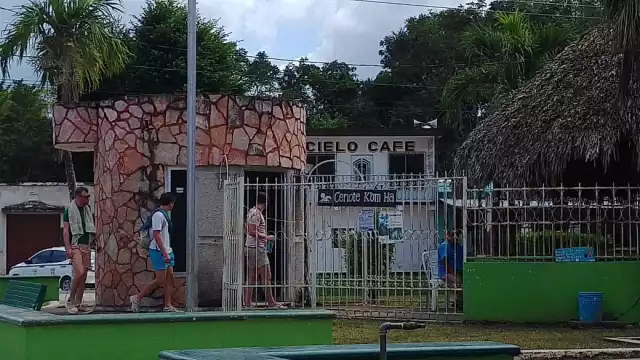 Turismo nacional y extranjero disfruta de la caverna que se encuentra en el centro del parque