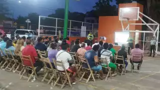 Motociclistas de Dzitbalché reciben capacitación sobre seguridad vial y uso de chalecos reflejantes