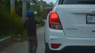 Mendicidad crece en Cancún; hay hasta tres personas en un semáforo pidiendo limosna