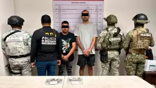 Operativos simultáneos dejaron tres personas detenidas por presunto narcomenudeo en Quintana Roo.