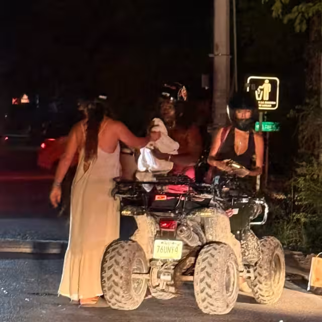 Testigos del accidente se acercaron a auxiliar a las mujeres, quienes sufrieron raspones, más no heridas graves