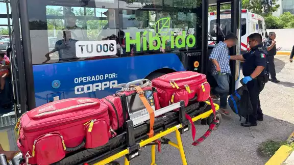 Paramédicos atendieron al hombre para llevarlo a un hospital Paramédicos atendieron al hombre para llevarlo a un hospital