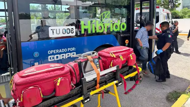 Paramédicos atendieron al hombre para llevarlo a un hospital