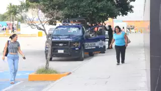 Después del atraco frustrado del domingo, una patrulla se apostó en las afueras.