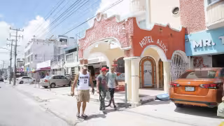 En el primer cuadro de la ciudad operan alrededor de 25 hoteles afiliados a la Asociación, más los no afiliados, con una oferta conjunta de más de 6 mil habitaciones