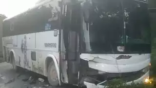 El autobús terminó con severos daños al frente tras el impacto.