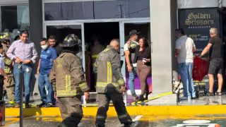 Emergencia por el incendio de un comercio en Cancún desata intensa movilización