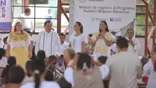 Claudia Sheinbaum y Joaquín Díaz Mena visitan el módulo de registro al Programa Mujeres Bienestar en Conkal