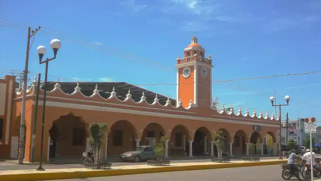 Un caballo es brutalmente corneado dentro del ruedo taurino, durante el evento de la fiesta brava