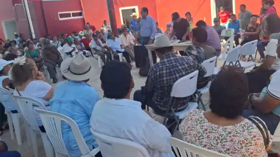 El Lic. Juan Carlos Flores Solus dijo que se busca un proceso de regularización de las tierras. El Lic. Juan Carlos Flores Solus dijo que se busca un proceso de regularización de las tierras.