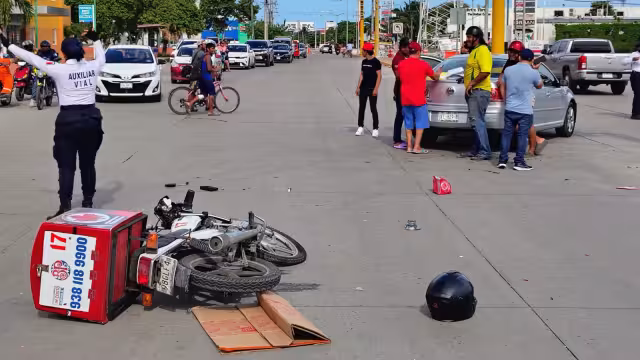La motocicleta quedó sobre el pavimento y el conductor fue atendido por paramédicos.