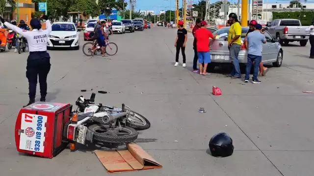 La motocicleta quedó sobre el pavimento y el conductor fue atendido por paramédicos.