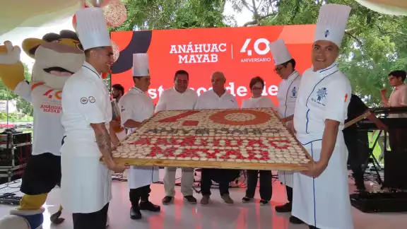 Se tuvo un pastel por el aniversario 40 de la Universidad Anáhuac Mayab de Mérida