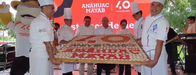 Se tuvo un pastel por el aniversario 40 de la Universidad Anáhuac Mayab de Mérida