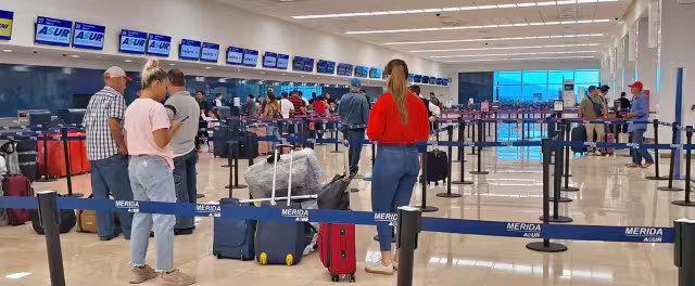 Personal de Sanidad Internacional supervisa la llegada de viajeros para evitar el ingreso del mpox